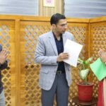 निम्न मध्यम वर्ग के पीड़ित विस्थापित पहाड़ी दम्पति की भूमि पर कब्जा कर किया जा रहा था अवैध निर्माण; जिला प्रशासन ने दिलाया हक