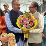 उत्तराखंड आगमन पर केंद्रीय कृषि मंत्री शिवराज सिंह चौहान का स्वागत करते कैबिनेट मंत्री गणेश जोशी