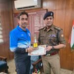 बैडमिंटन प्रतियोगिता में पदक विजेता पुलिस कर्मी ने एसएसपी दून से की शिष्टाचार भेंट