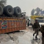 सहारनपुर की ओर से आ रहा मार्बल्स से भरा ट्रक मोहब्बेवाला के पास मुख्य हाईवे पर अनियत्रित होकर पलट गया