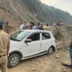 ऋषिकेश-गंगोत्री हाईवे पर हादसा: बगड़धार में टिहरी जा रही कार पर गिरा बोल्डर, बाल-बाल बचे दंपती