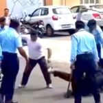 निजी संस्थान के गार्डों ने युवक को लाठी-डंडों से बुरी तरह पीटा, चिल्लाता रहा पर नहीं आया तरस