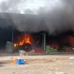 निरंजनपुर मंडी में तीन दुकानों में लगी आग, शॉर्ट सर्किट वजह आई सामने, एक व्यक्ति को सकुशल निकाला