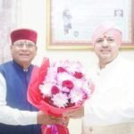 समाज कल्याण मंन्त्री उत्तराखंड खजान दास ने देहरादून में आज झंडा जी दरबार साहिब में माथा टेककर महंत श्री देवेंद्र दास महाराज जी से शिष्टाचार भेंट की