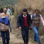 डीएम ने खुद गांव पहुंचकर लिया विकास कार्यों का जायजा, समस्याओं के समाधान का दिया आश्वासन