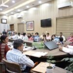 राजकीय शिशु सदन केदारपुरम, की दिवंगत संविदा कार्मिक की पुत्री को 25 हजार आर्थिक सहायता