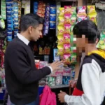 एक शिकायत और DM का तत्काल एक्शन: बच्चे से खुद सिगरेट खरीदवाकर पकड़ा नियमों का उल्लंघन करने वाला दुकानदार