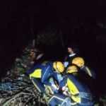 SDRF उत्तराखंड द्वारा जनपद नैनीताल में भवाली-कैंची मार्ग पर गहरी खाई में गिरे व्यक्ति के लिए चलाया रेस्क्यू ऑपरेशन