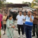 बिन्दाल नदी में चैनेलाइजेशन कार्यो के लिए अधिकारियों संग सुबह-सुबह निरीक्षण पर निकले कैबिनेट मंत्री गणेश जोशी