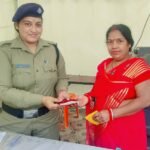 झारखंड से आई महिला यात्री के खोये हुए पर्स को ढूंढकर पुलिस द्वारा सकुशल किया उनके सुपुर्द