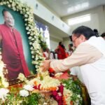 मुख्यमंत्री  पुष्कर सिंह धामी ने पूर्व मंत्री मेजर जनरल (सेवानिवृत्त) भुवन चंद्र खण्डूड़ी के चित्र पर पुष्प अर्पित कर उन्हें श्रद्धासुमन अर्पित किए।