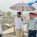 भारी बारिश के बीच ग्राउंड जीरो पर उतरे डीएम;कार्लीगाढ़, सहस्रधारा और सपेरा बस्ती का लिया जायजा, दिए सुरक्षा के सख्त निर्देश