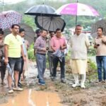 बीजापुर डैम के निकट मुख्य मार्ग का निरीक्षण कर तत्काल सुरक्षात्मक कार्य के निर्देश देते कैबिनेट मंत्री गणेश जोशी