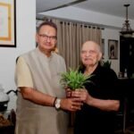 1971 युद्ध के वीर महावीर चक्र विजेता लेफ्टिनेंट जनरल आनंद सरूप (सेवानिवृत्त) से भेंट की सैनिक कल्याण मंत्री गणेश जोशी ने