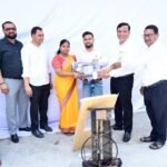 सीएम को सौंपा ज्ञापन, शाम तक मिली सिलाई मशीन