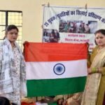 स्वावलंबन की मिसाल: स्वयं सहायता समूहों की महिलाएं तैयार कर रहीं हैं तिरंगे