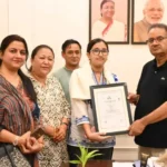 कैबिनेट मंत्री गणेश जोशी ने शूटिंग में गोल्ड मेडल जीतने वाली अनुष्का ओटानी को किया सम्मानित
