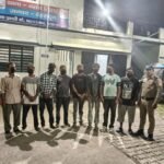 सड़क किनारे खुले में शराब पीने वाले शराबियों को दून पुलिस ने सिखाया कानून का पाठ