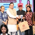 अंतरराष्ट्रीय बालिका दिवस पर मुख्यमंत्री ने 149 मेधावी बालिकाओं को स्मार्टफोन प्रदान कर किया सम्मानित