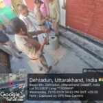 केदारनाथ मंदिर परिसर में बेहोश हुई महिला यात्री को SDRF ने अस्पताल पहुँचाया