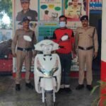 शोरूम में स्कूटी ठगी की घटना को अंजाम देने वाले शातिर ठग को दून पुलिस ने किया गिरफ्तार